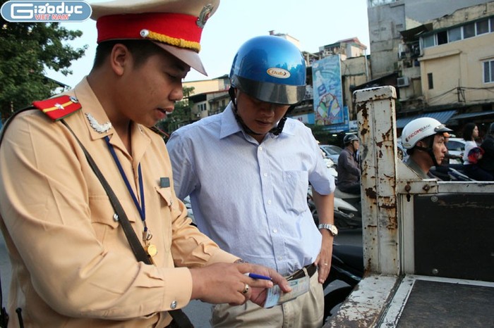 Cảnh sát giao thông Hà Nội giải thích cho các chủ phương tiện vi phạm luật giao thông hiểu về Nghị định 71 và những thay đổi trong xử phạt xe không chính chủ đã có hiệu lực.